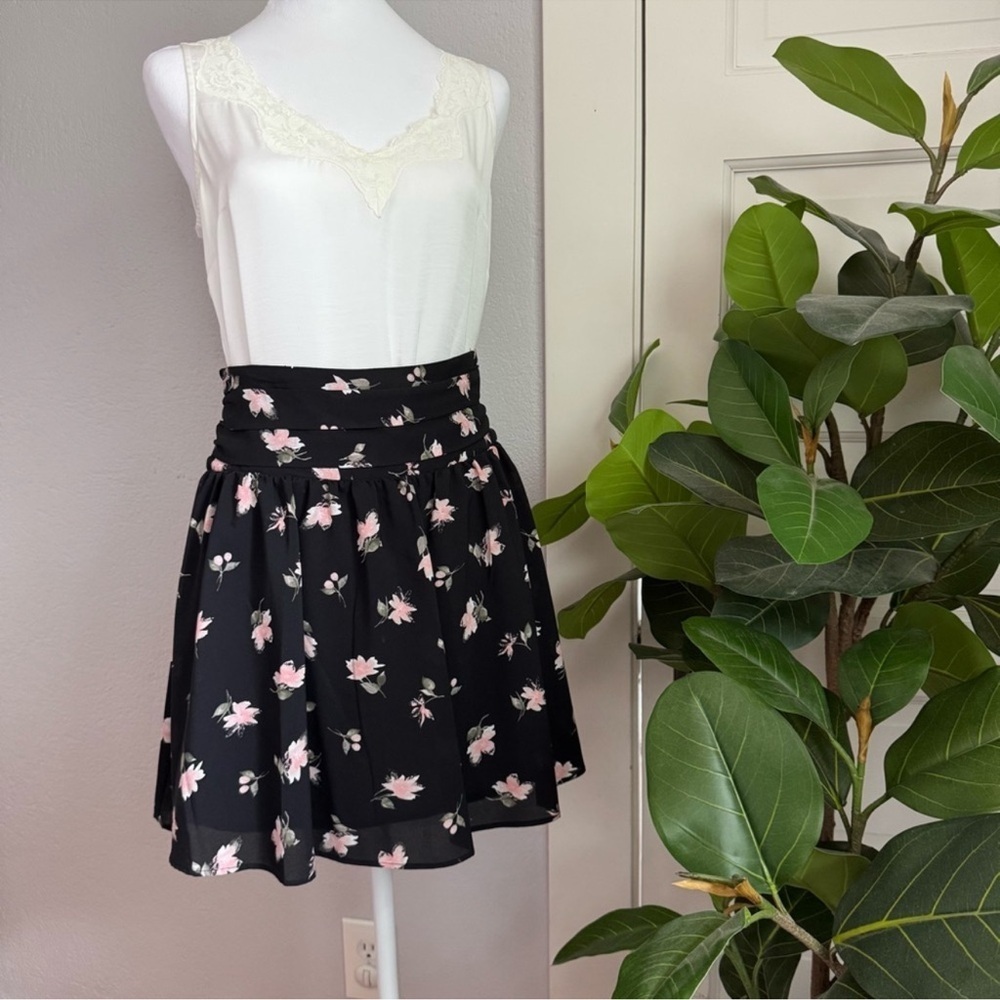 New York & Company Midnight Bloom Smocked Floral Mini Skirt Black XS NWOT - Picture 3 of 8